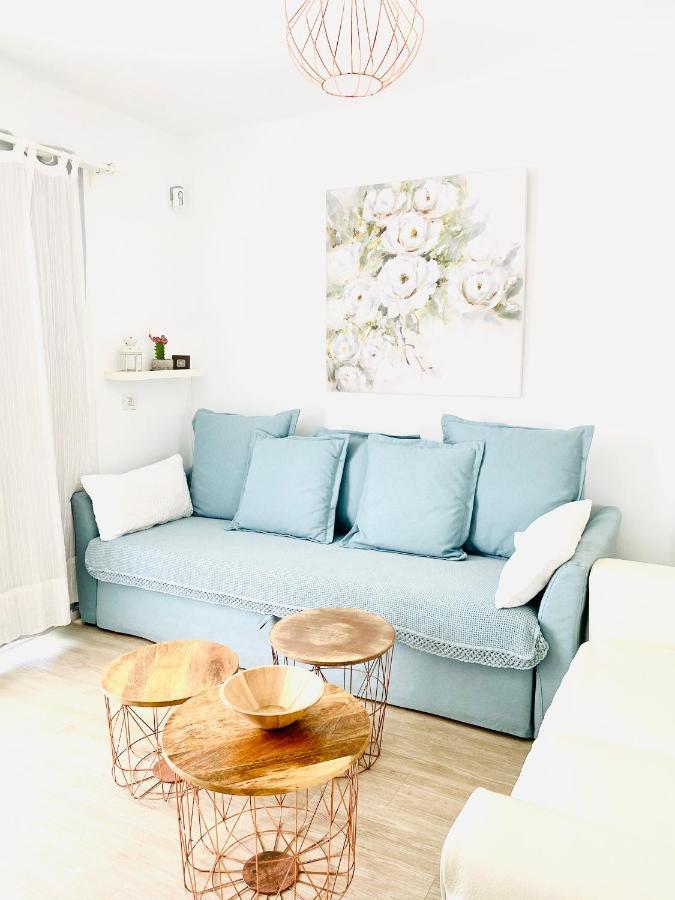 The Little White House, Flower 9 Apartment *
